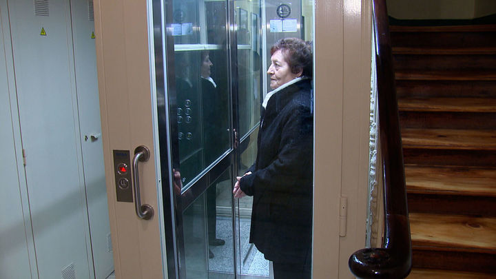 Una mujer utiliza el ascensor para subir a su casa