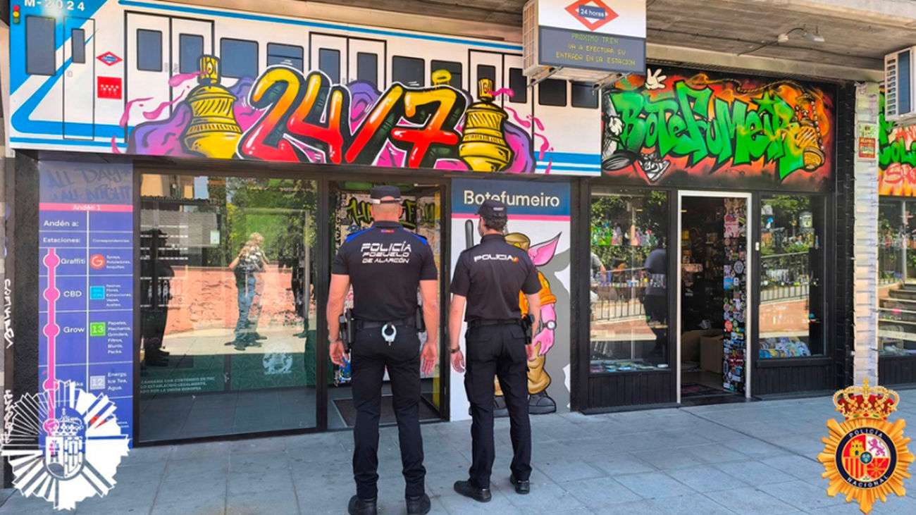 Policía Local de Pozuelo y Policía Nacional ante la tienda de cannabis