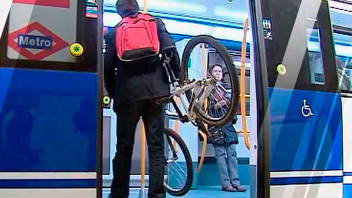 Una persona accede con su bicicleta a un vagón de metro