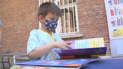 Los pacientes del Hospital Niño Jesús viven la Feria del Libro un día antes de su inauguración