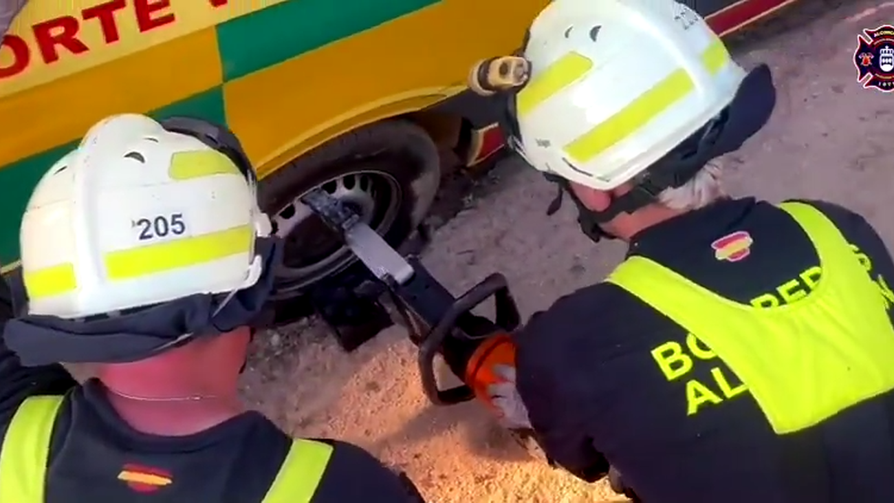 Bomberos de Alcorcón auxilian a un ciclista herido y a la ambulancia que lo atendió