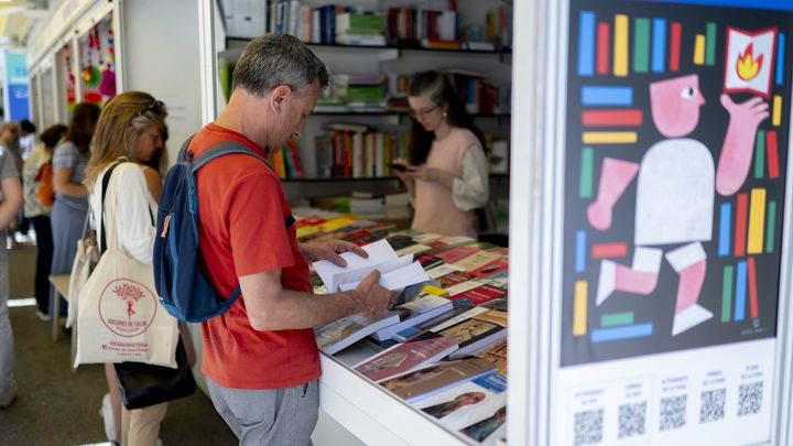 Varias personas durante la inauguración de la 83ª edición de la Feria del Libro de Madrid