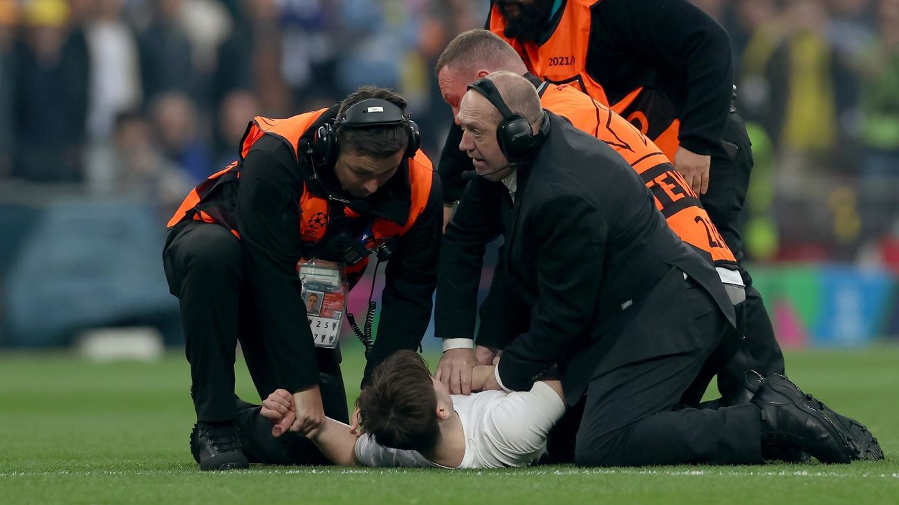 Tres espontáneos interrumpen la final en el primer minuto