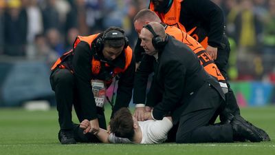 Tres espontáneos interrumpen la final en el primer minuto