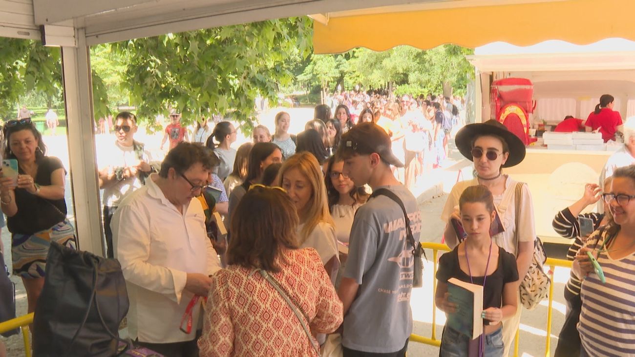 El buen tiempo llena de madrileños la feria del Libro en El Retiro