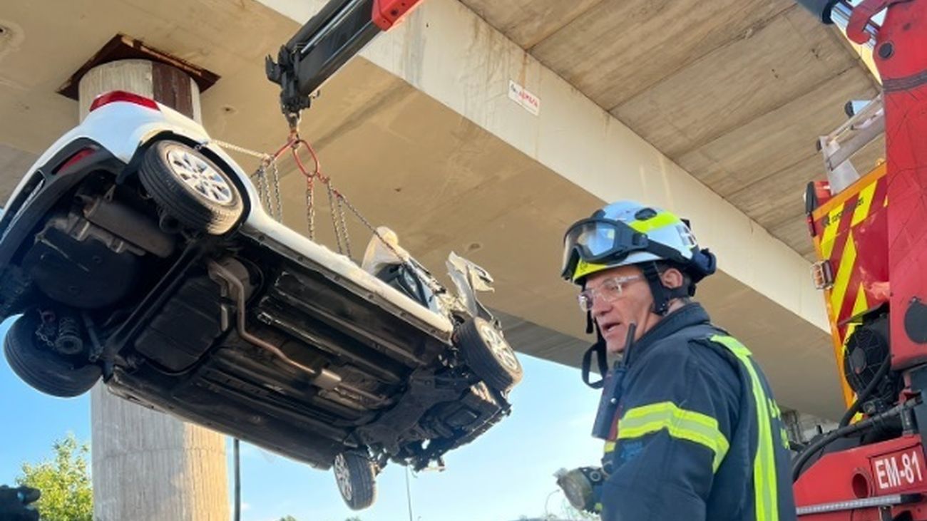 Muere un hombre al chocar el vehículo que conducía contra el pilar de un puente en la M-45