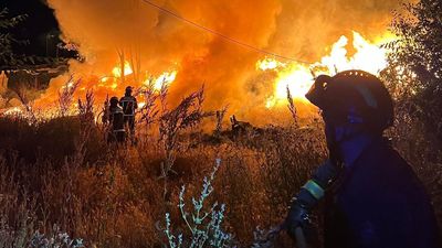 Los bomberos extinguen un incendio de enseres en uno de los márgenes del río Guadarrama, en Móstoles