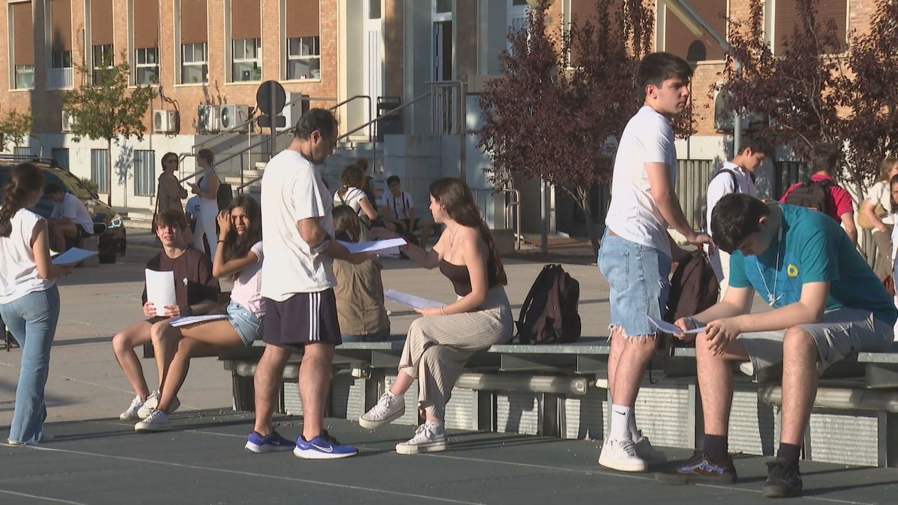 "Yo he estudiado el fin de semana, pero porque soy del Atleti", nervios, sueño y buen humor en el primer día de la EvAU en Madrid