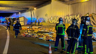 Vuelca un camión de jamones frescos y obliga a cortar la R-4 en Getafe