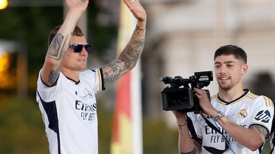 Toni Kroos, protagonista de la fiesta del madridismo en Cibeles