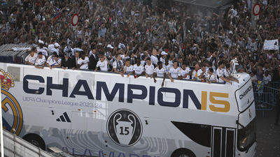 El Real Madrid sale del Santiago Bernabéu para iniciar la celebración de la 15ª