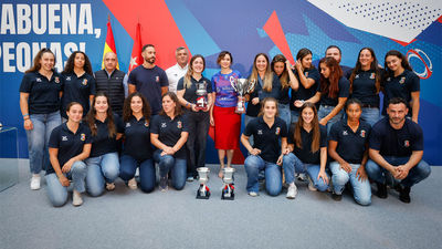 Ayuso felicita al club de rugby femenino Majadahonda
