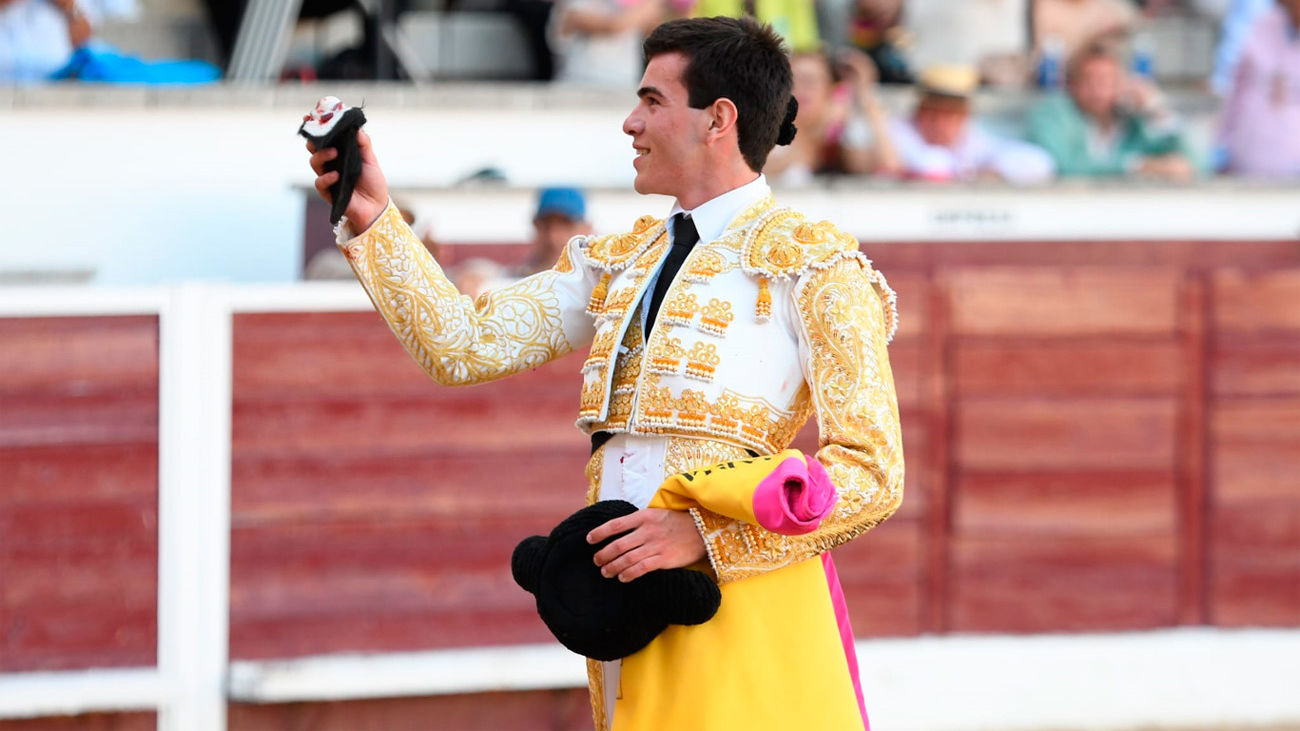 El novillero Cid de María celebra la oreja conseguida en San Martín de Valdeiglesias