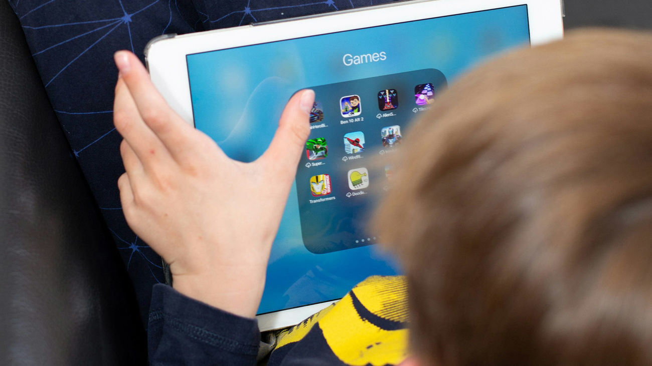 Un niño manejando una tablet