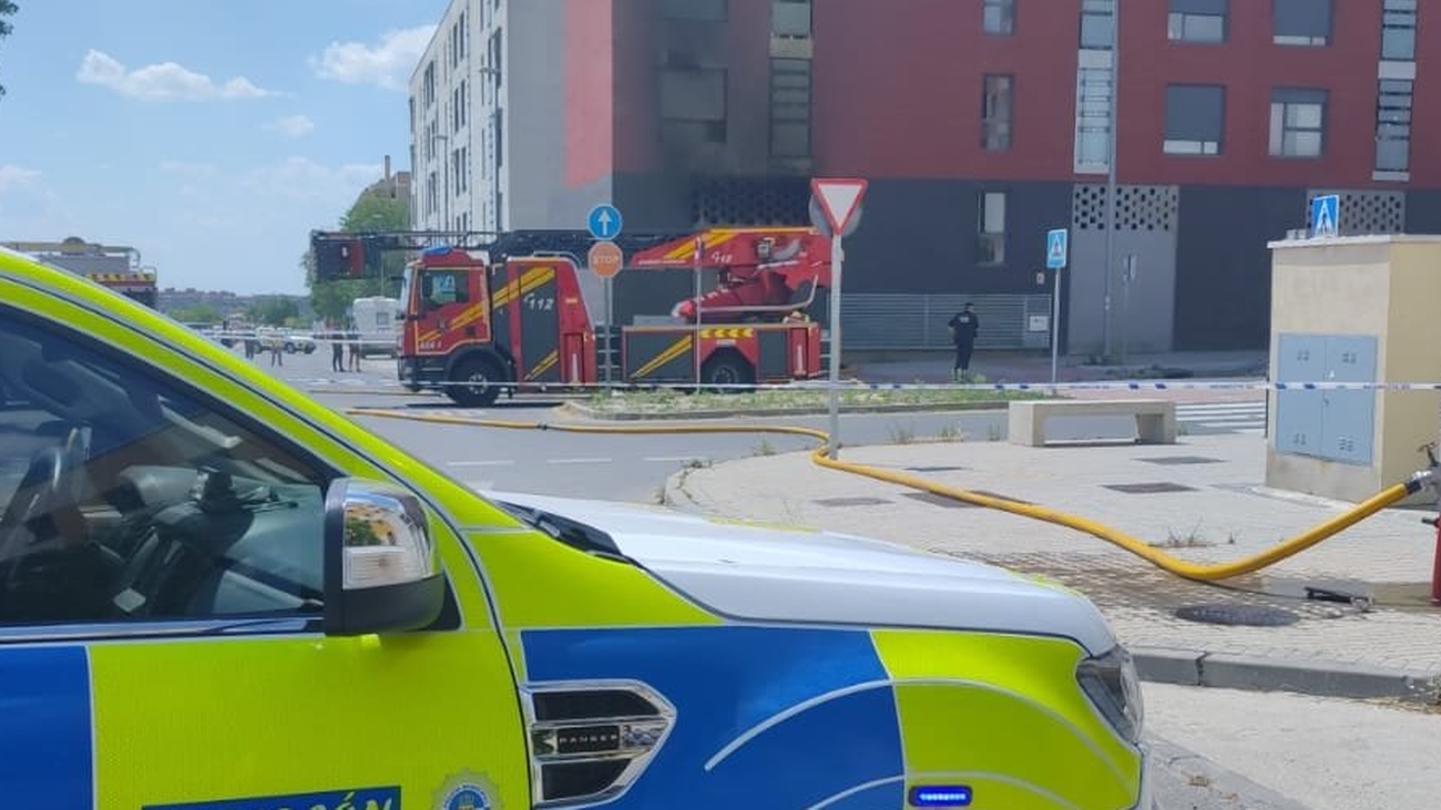 Evacuado al hospital un bombero de Alcorcón tras la extinción de un incendio