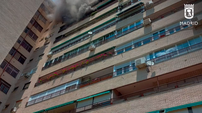 Once vecinos de un edificio del barrio de Lucero, Latina, rescatados de un incendio