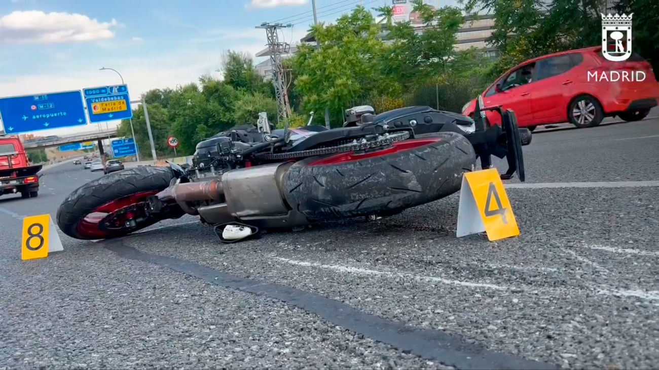 Muere un motorista al salirse en una curva de la autopista de Barajas