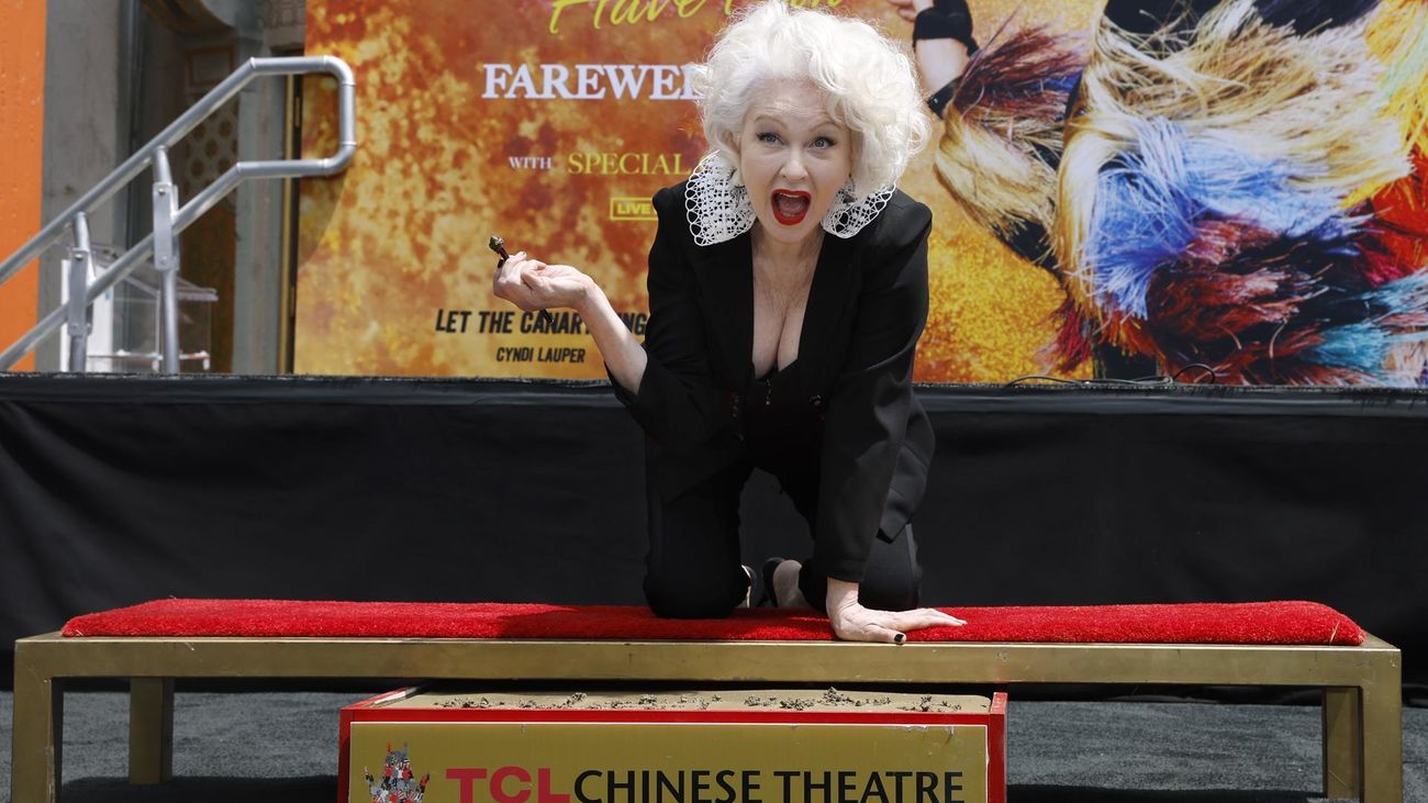 Cyndi Lauper pone sus huellas en el Paseo de la Fama