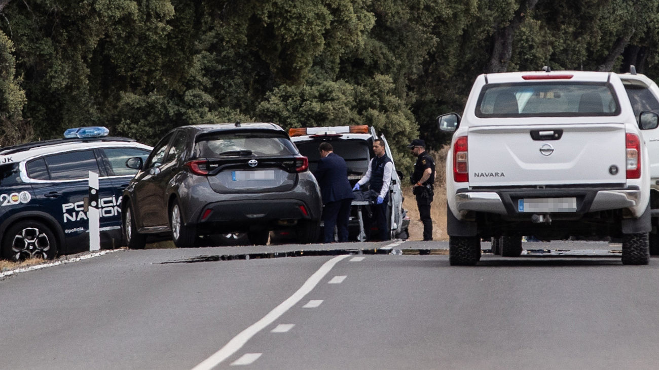 Agentes de la Policía Nacional trabajan en el lugar del crimen