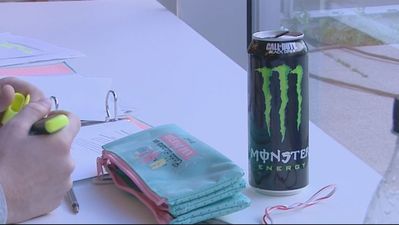 Los riesgos del consumo de bebidas energéticas y medicamentos para estudiar para la EvAU