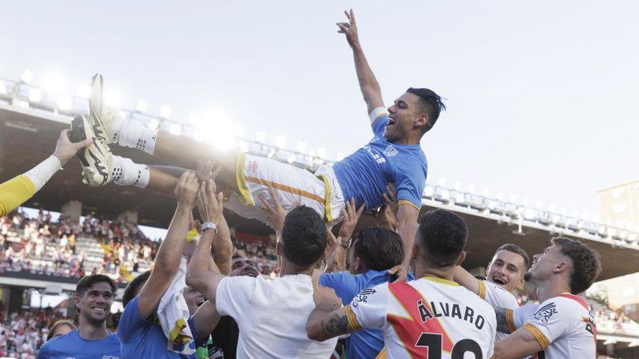 Falcao es manteado por sus compañeros del Rayo Vallecano