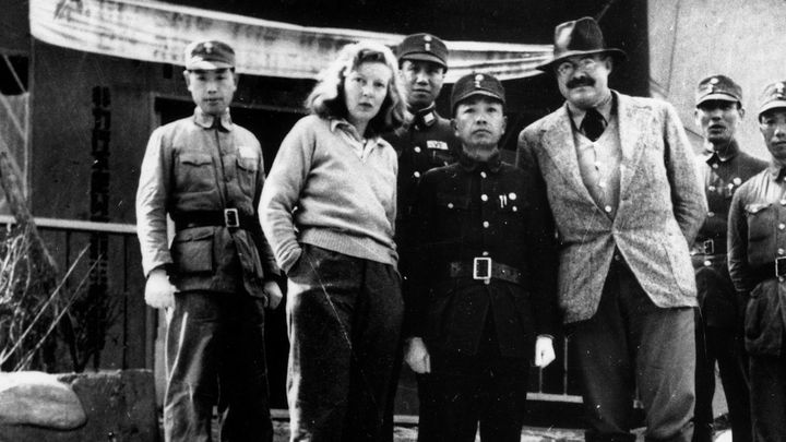 Más detalles Gellhorn y Ernest Hemingway con el general chino Yu Hanmou en Chungking en 1941 / WIKIPEDIA