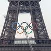 La Torre Eiffel exhibe los 5 aros olímpicos a 50 días del arranque de los Juegos