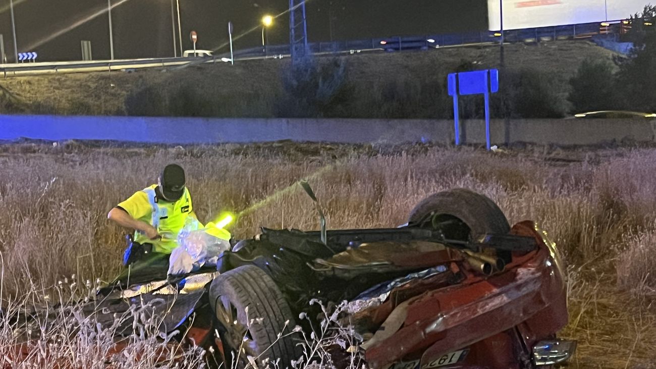 Mueren dos personas al chocar su vehículo contra una barrera de hormigón en Villaverde