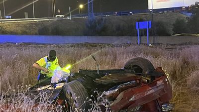 Mueren dos personas al chocar su vehículo contra una barrera de hormigón en Villaverde