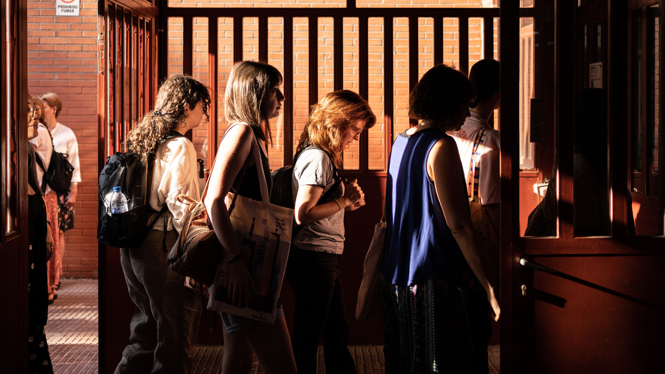 Opositores llegan para examinarse al IES Pablo Neruda en Leganés el pasado año