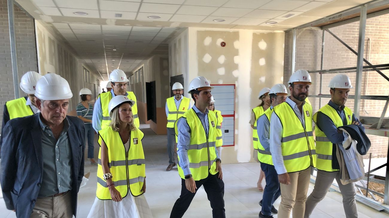 En el centro de la imagen, el consejero de Educación, Ciencia y Universidades de la Comunidad de Madrid, Emilio Viciana, visita las obras en el IES Gloria Fuertes de Alcobendas