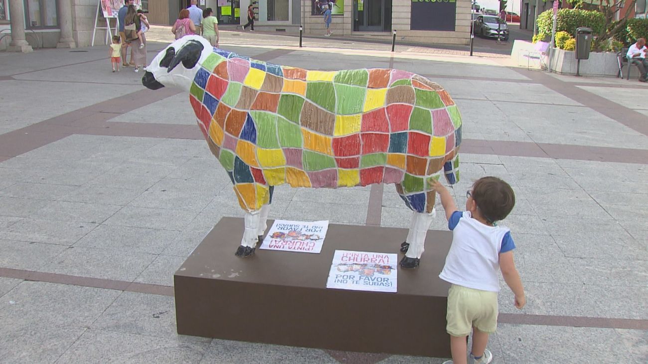 'Pinta una churra' anima a decorar esculturas de ovejas en Colmenar Viejo