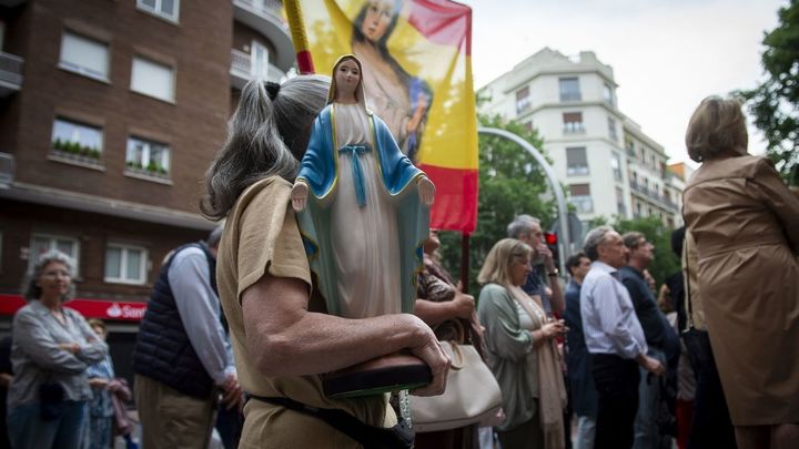 Varias personas rezan en la calle Ferraz / EUROPA PRESS