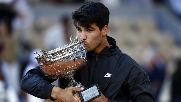 Carlos Alcaraz con el trofeo de Roland Garros / EFE