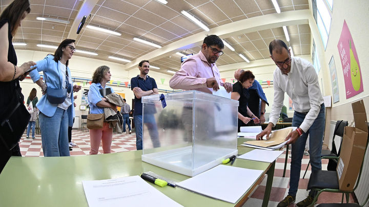 Los miembros de una mesa electoral se preparan para la apertura del colegio electoral de Madrid este domingo / EFE