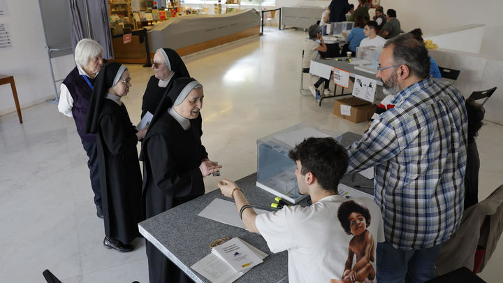 Varias religiosas ejercen su derecho al voto para las elecciones europeas en un colegio electoral de Santiago de Compostela / EFE