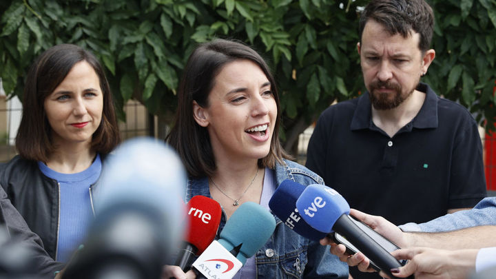 La candidata de Podemos Irene Montero y el exvicepresidente del Gobierno Pablo Iglesias votan en La Navata / EFE