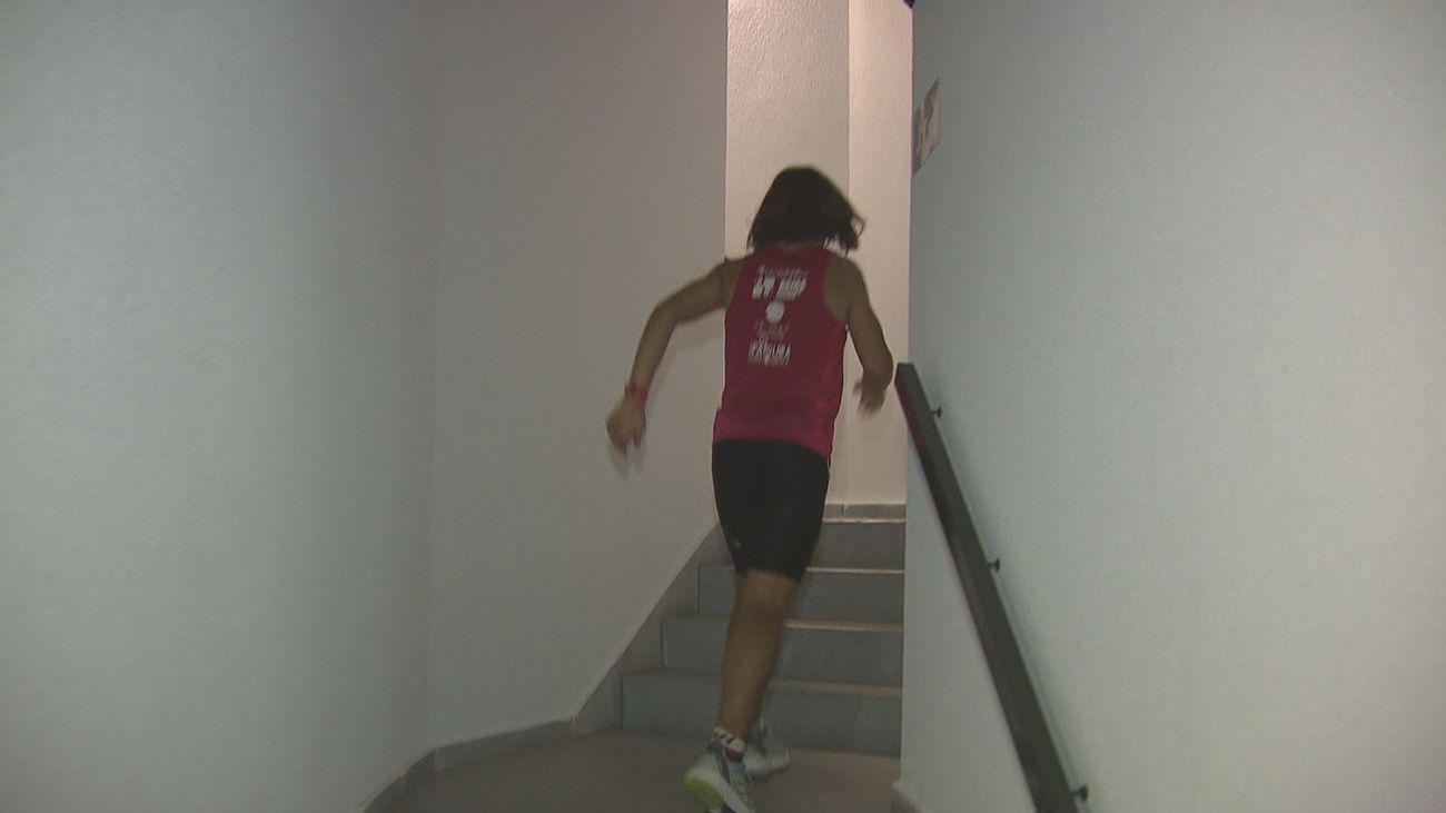 Subir corriendo los 50 pisos de un rascacielos: así es la carrera vertical Eurostars Madrid Tower