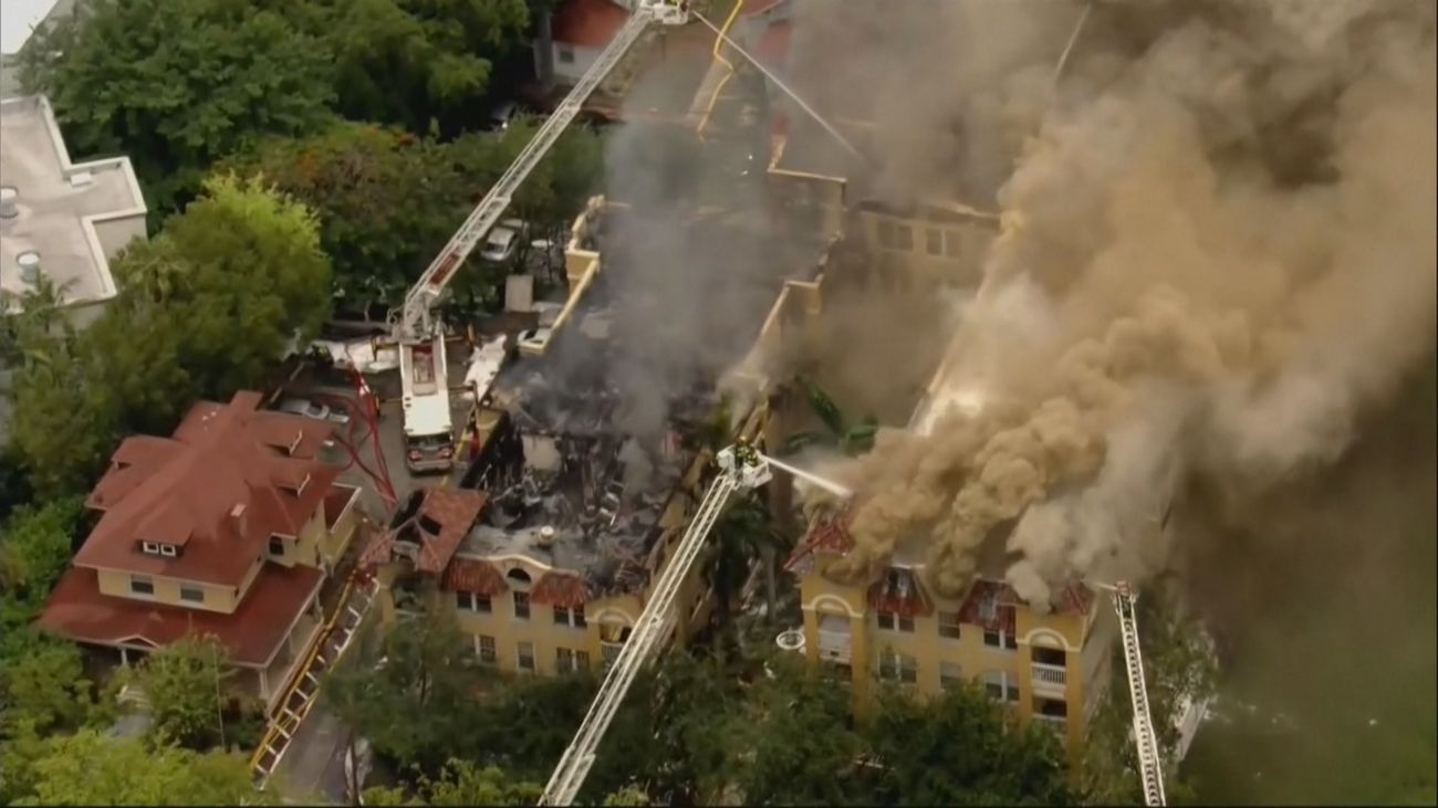 Un tiroteo y un incendio provocan el pánico en un edificio de apartamentos en Miami