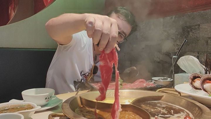 Cena en 'Chao Tian Men Hot Pot' / Telemadrid