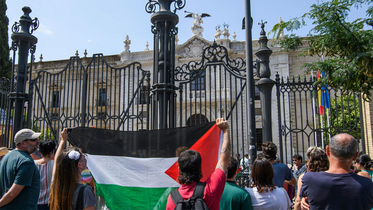 Concentración ante el Rectorado de Sevilla en protesta por el desalojo por la fuerza de los estudiantes propalestinos