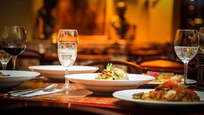 La OCU ve “cuestionable” obligar a contratar un menú o cobrar un plus por la reserva en las comidas navideñas