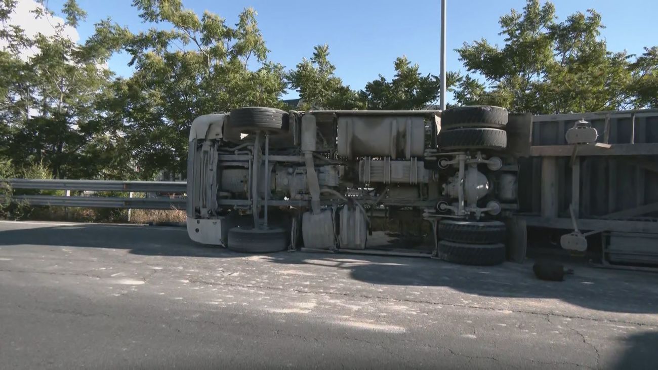 El vuelco de un camión provoca retenciones en la M-601