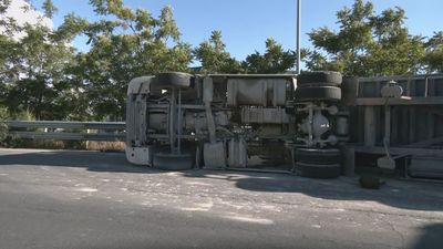 El vuelco de un camión provoca retenciones en la M-601