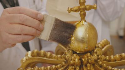 Así se restauran las piezas de oro y estuco de Patrimonio Nacional