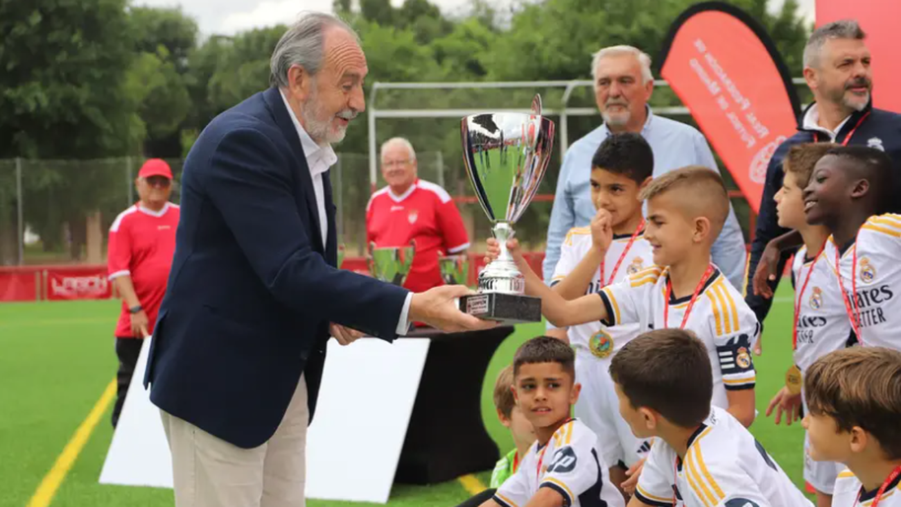 Paco Díez, en la entrega de trofeos