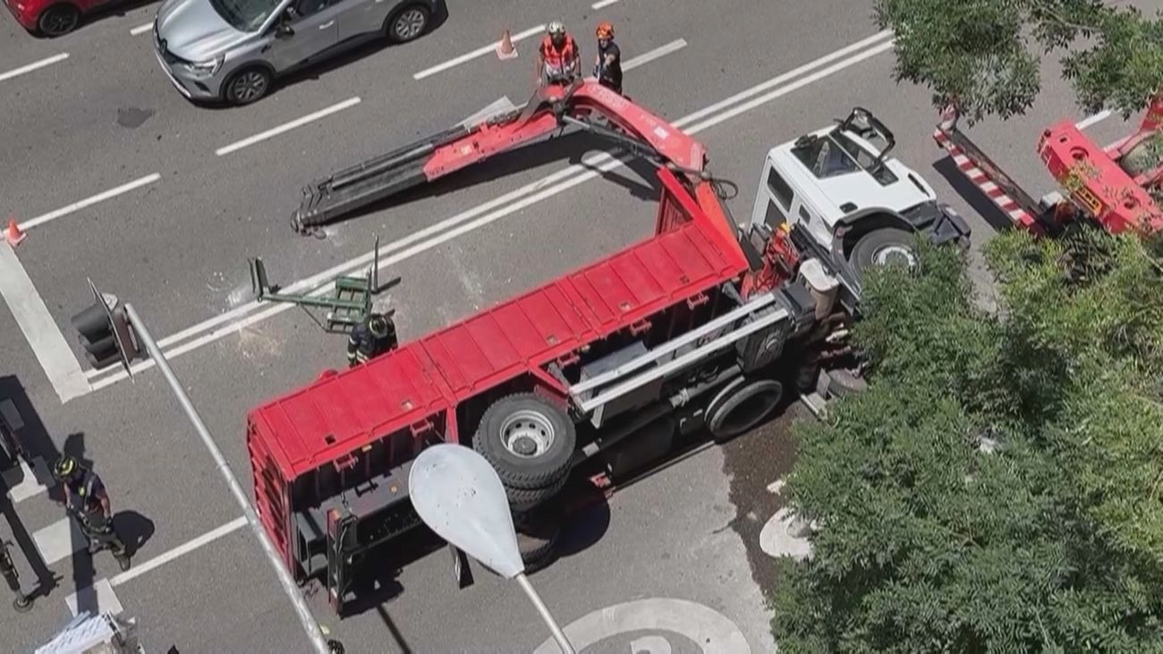 Vuelca un camión con material de construcción en la calle San Bernardo