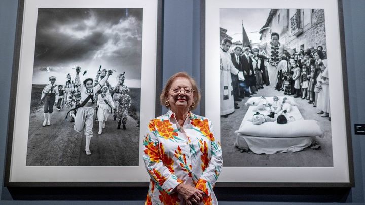 La fotógrafa Cristina García Rodero posa para los medios en la inauguración de su exposición ‘España Oculta’ / EUROPA PRESS