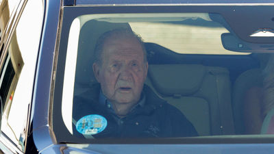 Juan Carlos I aterriza en Vigo para participar en las regatas de Sanxenxo