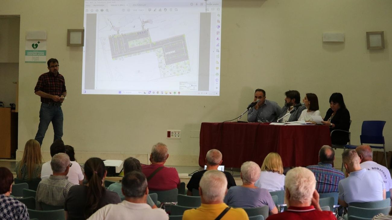 La alcaldesa de Alcalá de Henares, Judith Piquet, se ha reunido con las asociaciones vecinales del Distrito II para explicarles el proyecto del nuevo aparcamiento